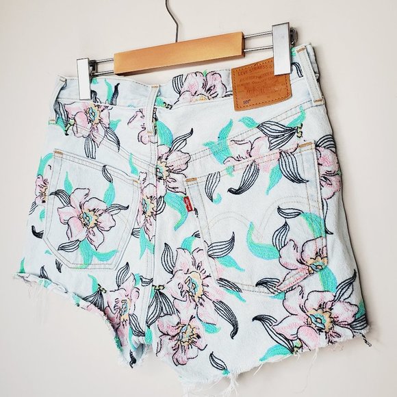 UNIQUE! LEVI'S 501 Embroidered Button Fly Cut-off Floral Denim Shorts - Picture 4 of 15